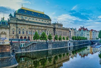 Traslado privado desde Berlín a Praga con 4h de turismo. Traslado privado desde Berlín a Praga con 4h de turismo.