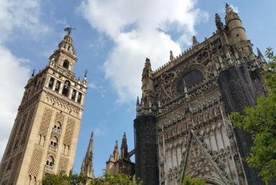 Sevilla: visita guiada sin colas al Alcázar, la catedral y la Giralda Sevilla: visita guiada sin colas al Alcázar, la catedral y la Giralda