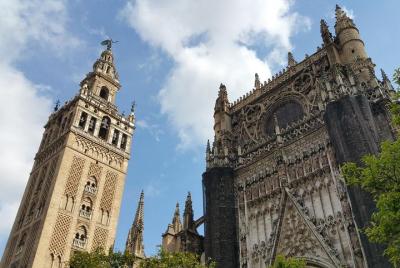 Visita Guiada al Real Alcázar y Catedral de Sevilla sin Colas  Visita Guiada al Real Alcázar y Catedral de Sevilla sin Colas