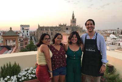 Cocinar paella en una azotea con vistas a la catedral de Sevilla Cocinar paella en una azotea con vistas a la catedral de Sevilla