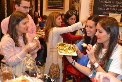 Comida y precios justos en Sevilla. Tapas4utour Comida y precios justos en Sevilla. Tapas4utour