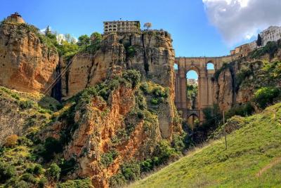 Traslado privado de Granada a Sevilla con visita a Ronda Traslado privado de Granada a Sevilla con visita a Ronda
