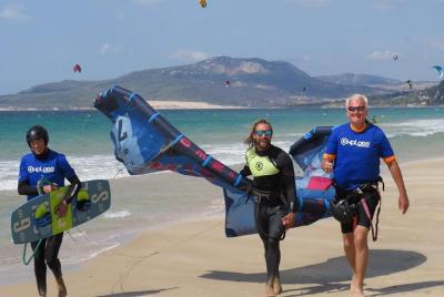 Semiprivado de clases de kitesurf. Semiprivado de clases de kitesurf.