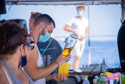 Chilltopía. 3 horas de navegación. Barra libre, Djs y MC. Chilltopía. 3 horas de navegación. Barra libre, Djs y MC.