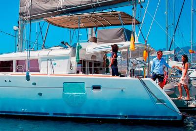 Charter privado en nuestro catamarán de lujo Charter privado en nuestro catamarán de lujo