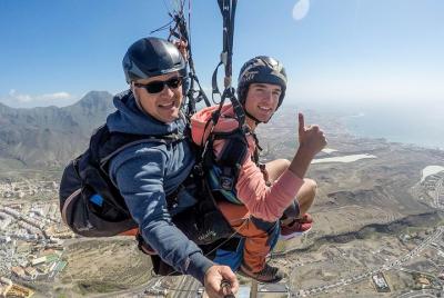 Vuelo estándar en parapente en tándem sobre Adeje, Tenerife sur Vuelo estándar en parapente en tándem sobre Adeje, Tenerife sur