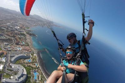 Vuelo en tándem en parapente de alto rendimiento en la zona sur de Tenerife Vuelo en tándem en parapente de alto rendimiento en la zona sur de Tenerife