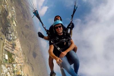 Vuelo en tándem en parapente acrobático en la zona sur de Tenerife Vuelo en tándem en parapente acrobático en la zona sur de Tenerife