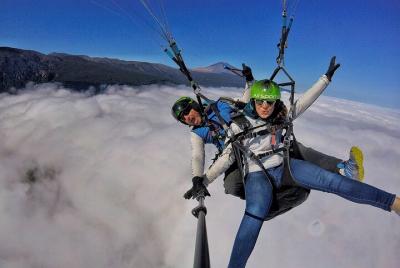 Vuelo en parapente GOLD incluyendo videos / fotos, camiseta y una botella de cava Vuelo en parapente GOLD incluyendo videos / fotos, camiseta y una botella de cava