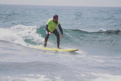 Experiencia de Clase de Surf en Playa de la Américas Experiencia de Clase de Surf en Playa de la Américas