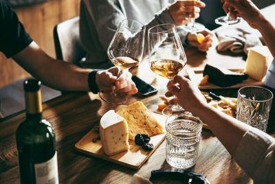Degustación profesional de vinos y quesos en nuestro Boutique Lounge Degustación profesional de vinos y quesos en nuestro Boutique Lounge