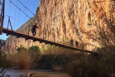 Caminando por los famosos puentes colgantes de Chulila