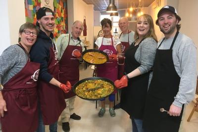  Taller privado de paella valenciana y visita al mercado (para grupos)