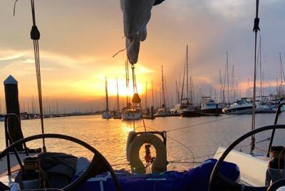 Paseo privado en velero al atardecer con cóctel a bordo en Valencia