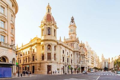 Traslado privado de llegada: aeropuerto de Valencia VLC a Valencia en furgoneta de lujo