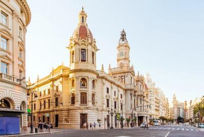 Traslado privado de salida: Valencia al aeropuerto de Valencia VLC en furgoneta de lujo