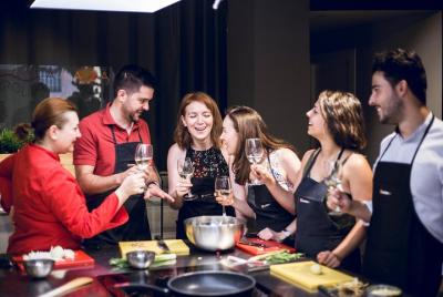 Mediodía en el mercado y clase de cocina española. Mediodía en el mercado y clase de cocina española.