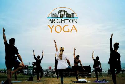 Clase de yoga al aire libre en Hove Lawns Beach