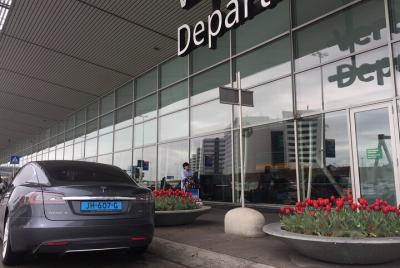 Taxi Tesla privado desde Delft al aeropuerto de Schiphol Amsterdam
