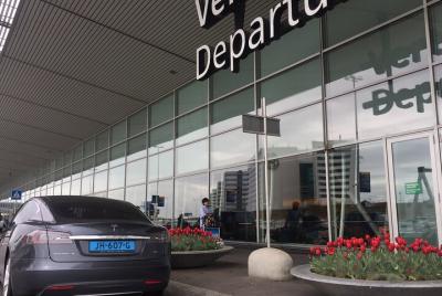 Traslado en taxi Tesla sin emisiones desde La Haya al aeropuerto de Schiphol