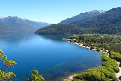 Escapada de un día a El Bolsón y el Lago Pueblo desde Bariloche Escapada de un día a El Bolsón y el Lago Pueblo desde Bariloche