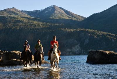 Cabalgata con asado en Lago Moreno, Argentina Cabalgata con asado en Lago Moreno, Argentina