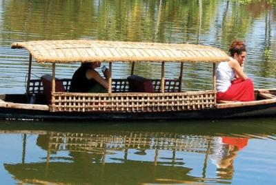 CANOEING- la canoa kerala tradicional - con barquero te lleva por el pueblo CANOEING- la canoa kerala tradicional - con barquero te lleva por el pueblo