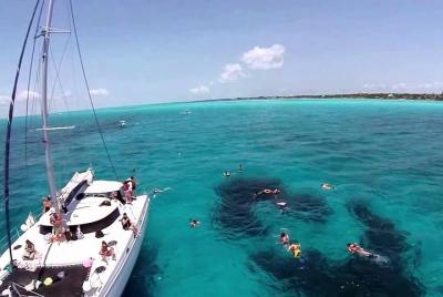 Top Tour Navega a Isla Mujeres en catamarán Buffet y bebidas incl