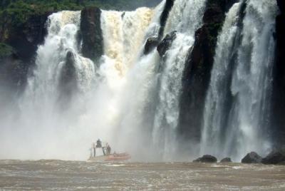 Recorrido de un día por las Cataratas del Iguazú con paseo en barco entre las cascadas