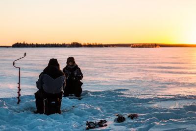 Pesca en el hielo en motos de nieve en Levi Pesca en el hielo en motos de nieve en Levi