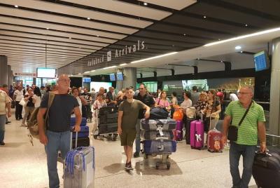 Traslado en grupo privado desde el aeropuerto a Yerevan.