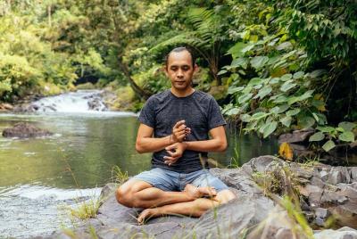 Yoga y conversación consciente con una experiencia local en línea