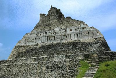 Tour de Xunantunich y Agujero Azul Interior Tour de Xunantunich y Agujero Azul Interior