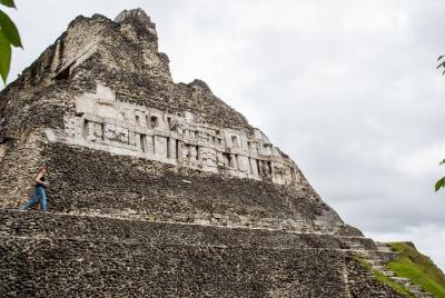 Xunantunich, tubos de cueva y tirolesa de Hopkins Xunantunich, tubos de cueva y tirolesa de Hopkins