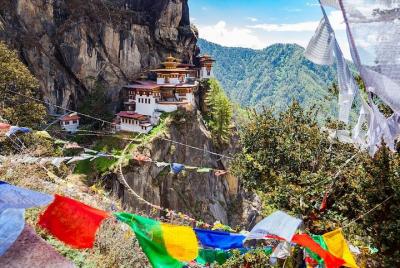 Stray Asia: Tour de 10 días por Bhutan Explorer