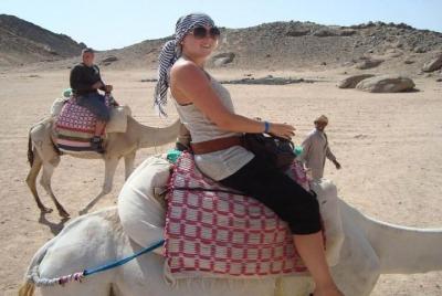 Hurghada: Super Safari Quad Bike, paseo en camello y cena beduina