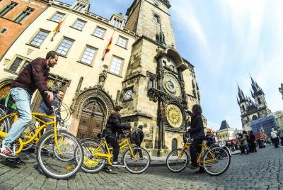 Recorrido en bicicleta por Praga para grupos pequeños que incluye el casco antiguo, el río Vltava y la Plaza de Wenceslao