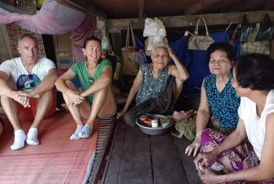 Medio día por la mañana: Explore la vida del pueblo y el campo en bicicleta.