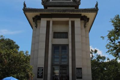 Recorrido por los campos de matanza de Tuol Sleng y Choeung Ek