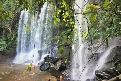  Cascada de la montaña Kulen Grupos pequeños