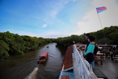 Excursión compartida de medio día al lago Tonle Sap y Kampong Phl
