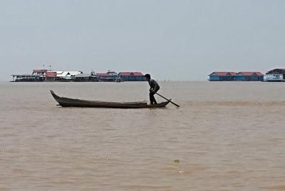 Excursión de medio día en barco al pueblo flotante y al lago Tonl