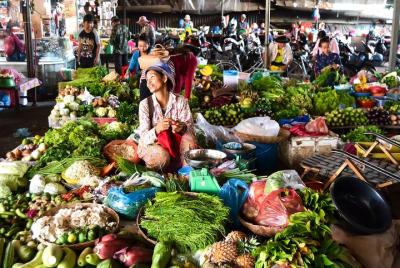 Tour por el mercado camboyano y experiencia culinaria única en un
