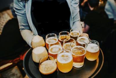 Tour de cerveza artesanal de lujo en la región del Niágara Tour de cerveza artesanal de lujo en la región del Niágara