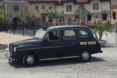 Recorrido privado por el vino y la cena en Niágara-en-el-lago en un clásico taxi inglés Recorrido privado por el vino y la cena en Niágara-en-el-lago en un clásico taxi inglés