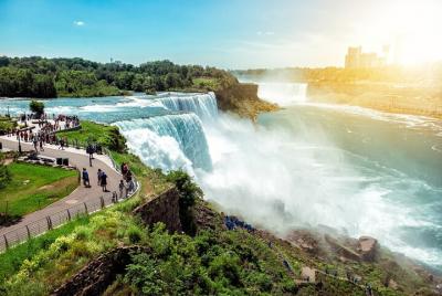 Traslado privado de salida: Cataratas del Niágara al aeropuerto de Toronto YYZ en SUV de lujo Traslado privado de salida: Cataratas del Niágara al aeropuerto de Toronto YYZ en SUV de lujo