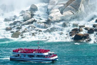 Niagara Wine, Falls + Historic Sightseeing - Tour privado y seguro en SUV premium Niagara Wine, Falls + Historic Sightseeing - Tour privado y seguro en SUV premium