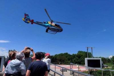 Tour en helicóptero y vino: Niágara en un lujoso SUV privado y seguro. Tour en helicóptero y vino: Niágara en un lujoso SUV privado y seguro.
