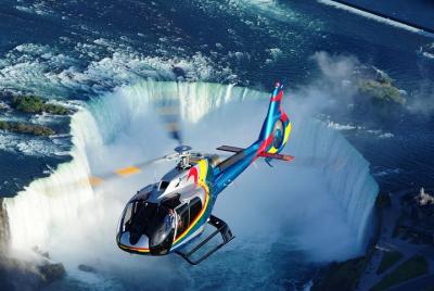 Visita definitiva a las Cataratas del Niágara con paseo en helicóptero y almuerzo en la torre Skylon Visita definitiva a las Cataratas del Niágara con paseo en helicóptero y almuerzo en la torre Skylon