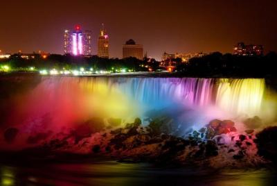 Excursión de iluminaciones nocturnas al lado canadiense de las Cataratas del Niágara desde Canadá  Excursión de iluminaciones nocturnas al lado canadiense de las Cataratas del Niágara desde Canadá